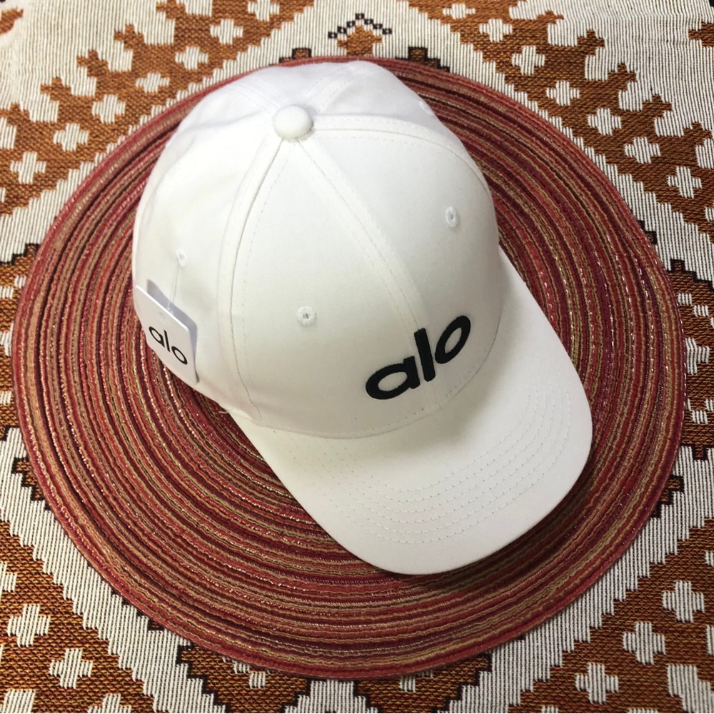 ☃️ALO Yoga White/Black Off-Duty Cap